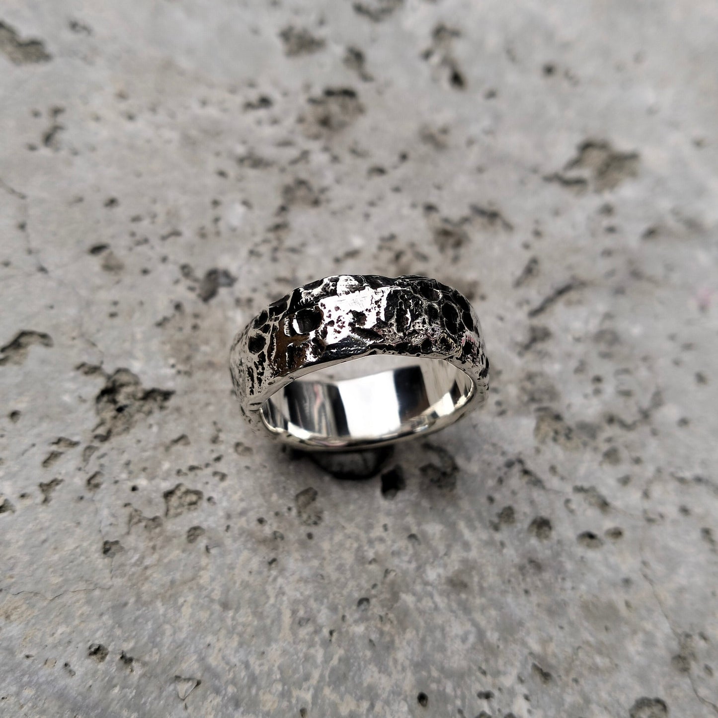 Surrounds me ring