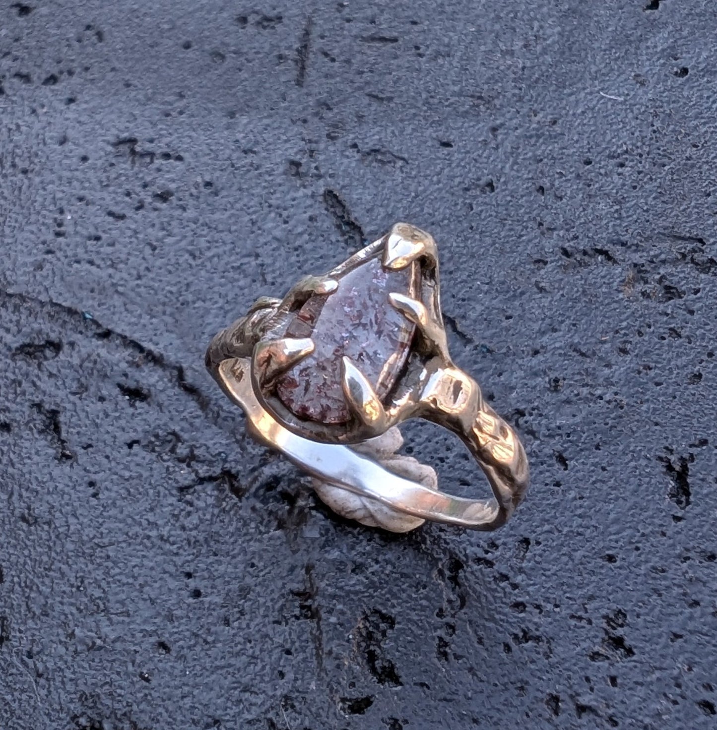Cabochon quartz ring