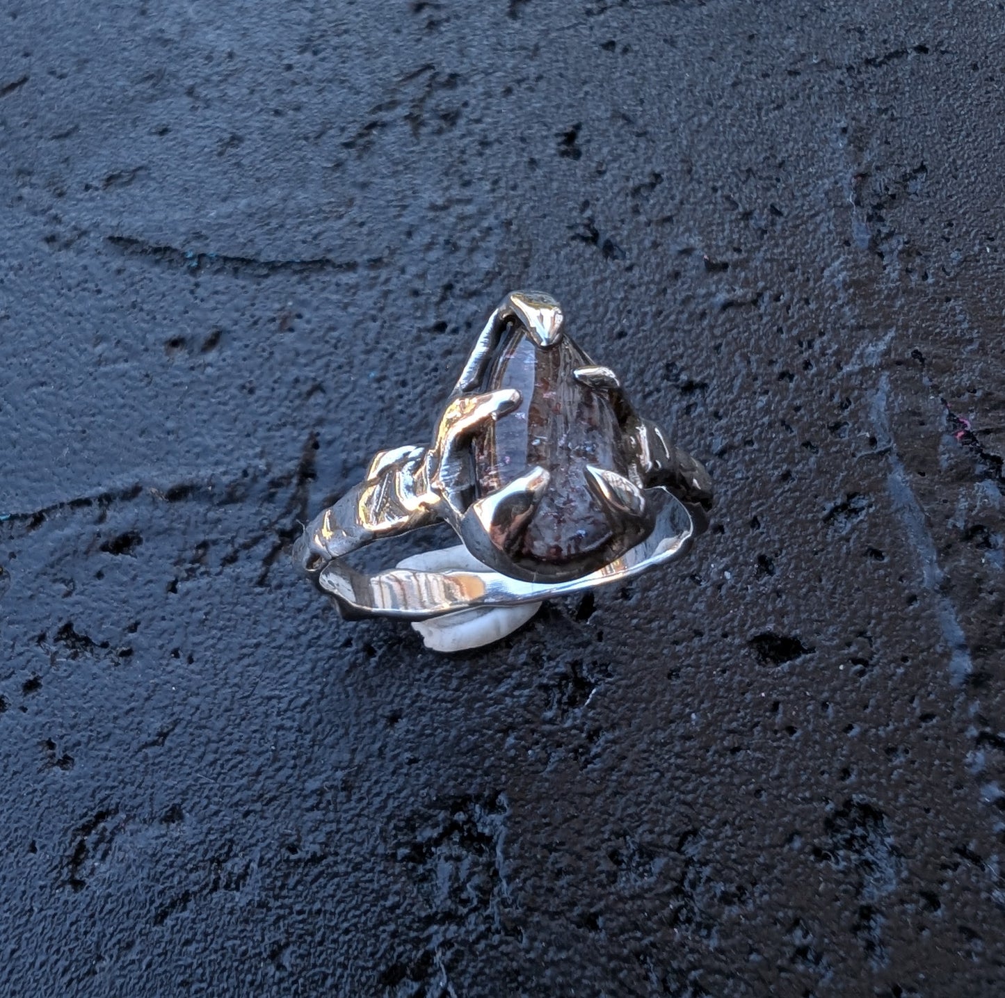 Cabochon quartz ring