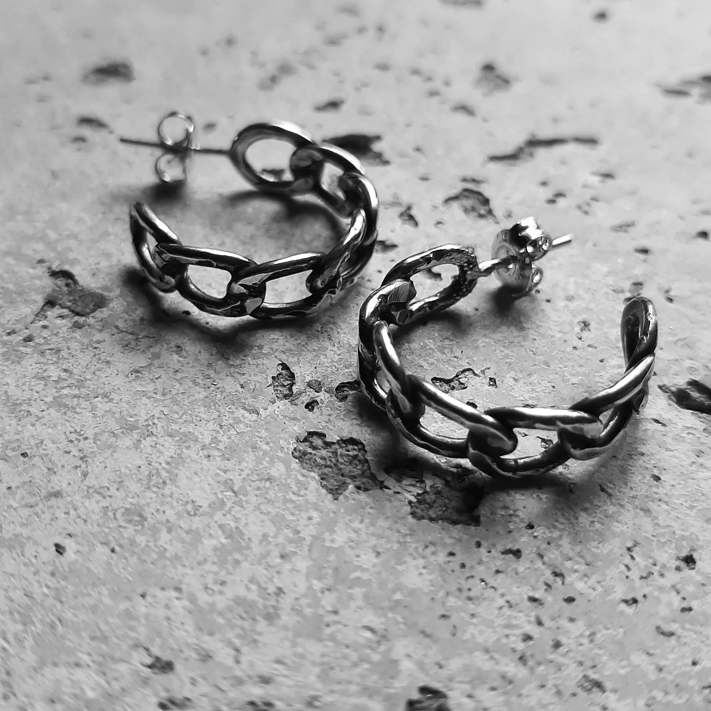 Chain hoop studs