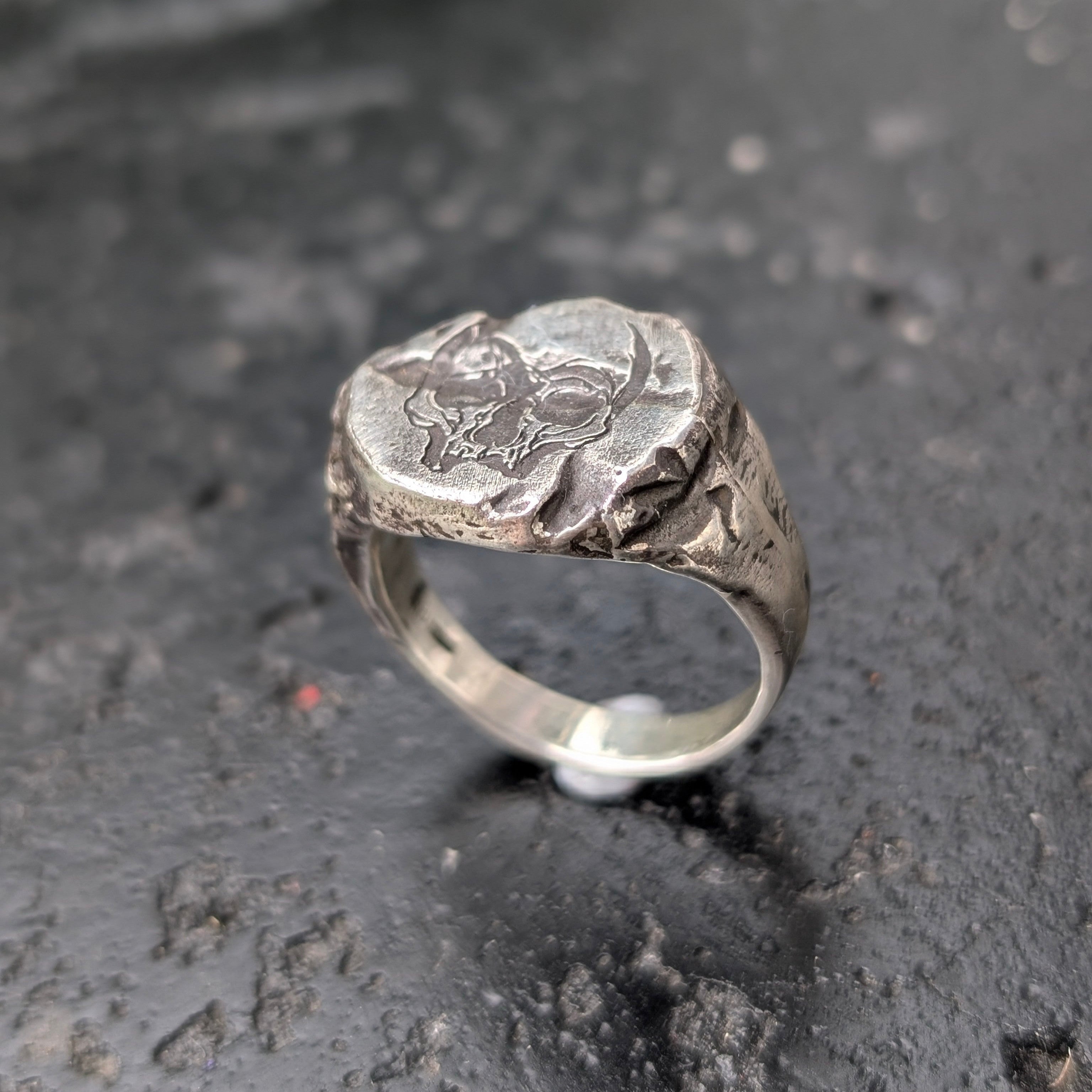 Skull signet