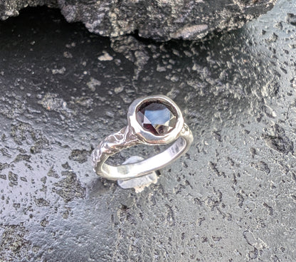 Chalice solitaire - pyrope garnet - Ready to ship